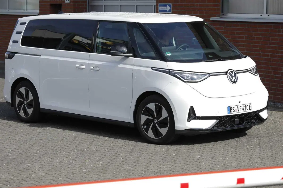 Volkswagen ID.Buzz GTX, nel 2024 arriva la versione più sportiva [Foto Spia] (16)