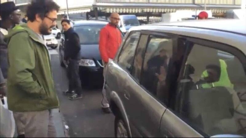 Ladro tenta di rubare auto ma rimane incastrato dentro [VIDEO]