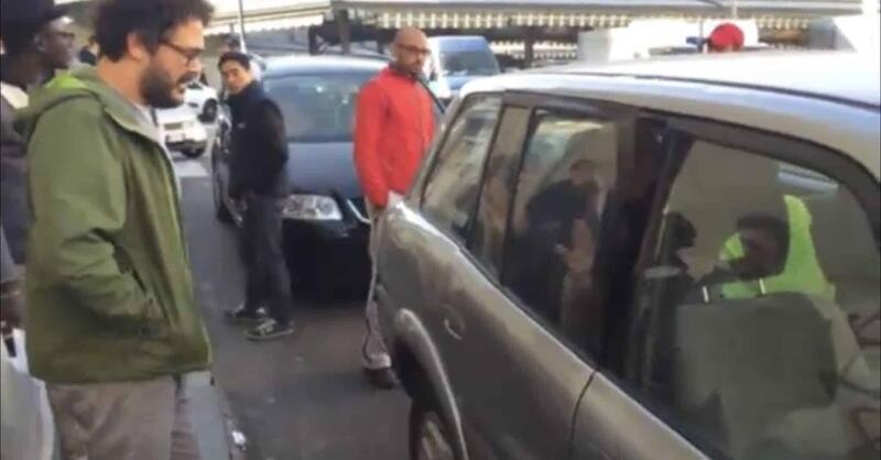 Ladro tenta di rubare auto ma rimane incastrato dentro [VIDEO]