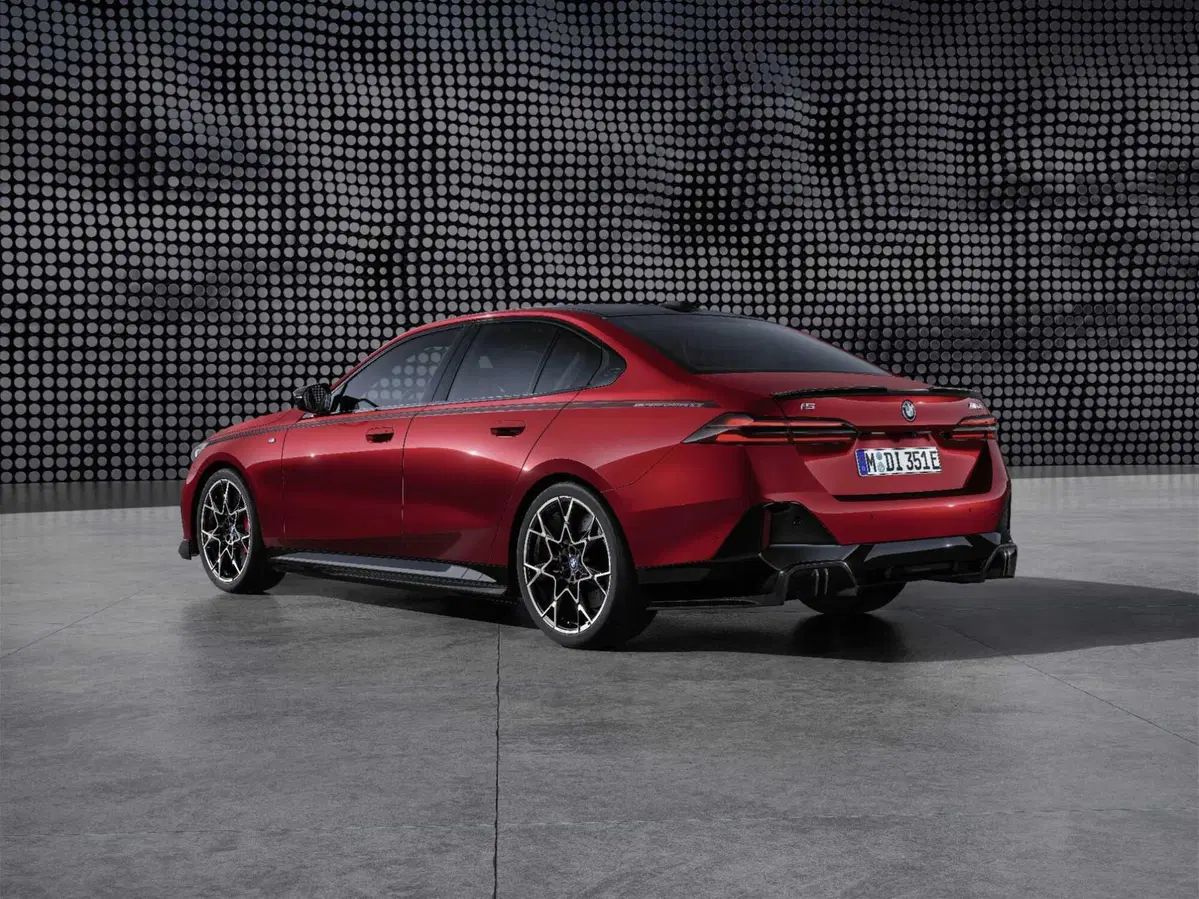 BMW i5 e M5; le parti speciali di carbonio per la personalizzazione (2)