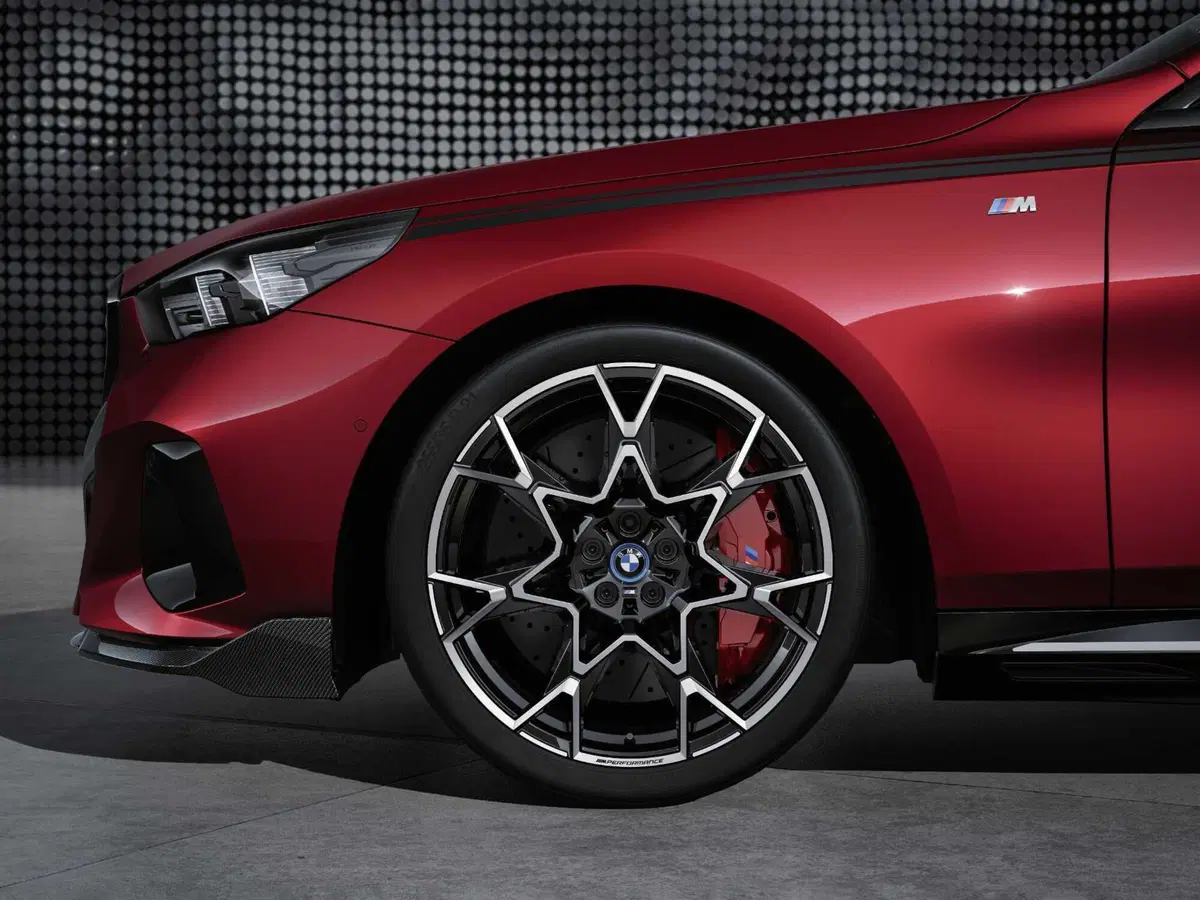 BMW i5 e M5; le parti speciali di carbonio per la personalizzazione (4)