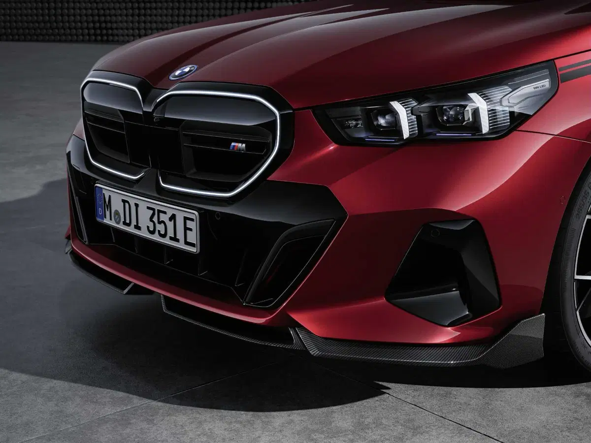 BMW i5 e M5; le parti speciali di carbonio per la personalizzazione (5)