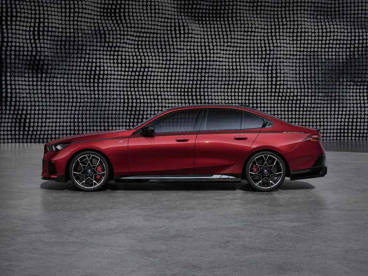 BMW i5 e M5; le parti speciali di carbonio per la personalizzazione (3)