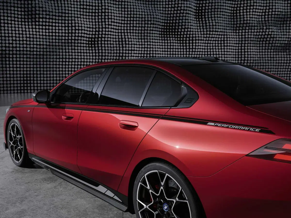 BMW i5 e M5; le parti speciali di carbonio per la personalizzazione (7)