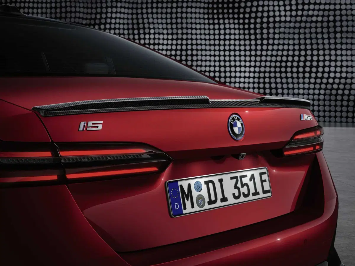 BMW i5 e M5; le parti speciali di carbonio per la personalizzazione (8)