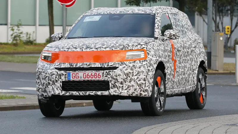 Opel Crossland: la nuova generazione sar&agrave; anche elettrica [Foto Spia]