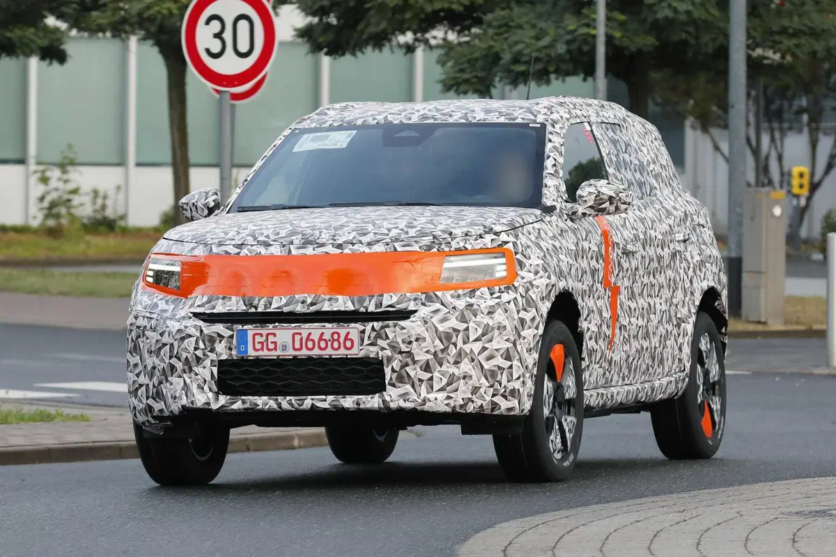 Opel Crossland: la nuova generazione sarà anche elettrica [Foto Spia] (3)