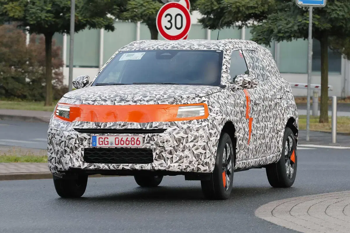 Opel Crossland: la nuova generazione sarà anche elettrica [Foto Spia] (4)