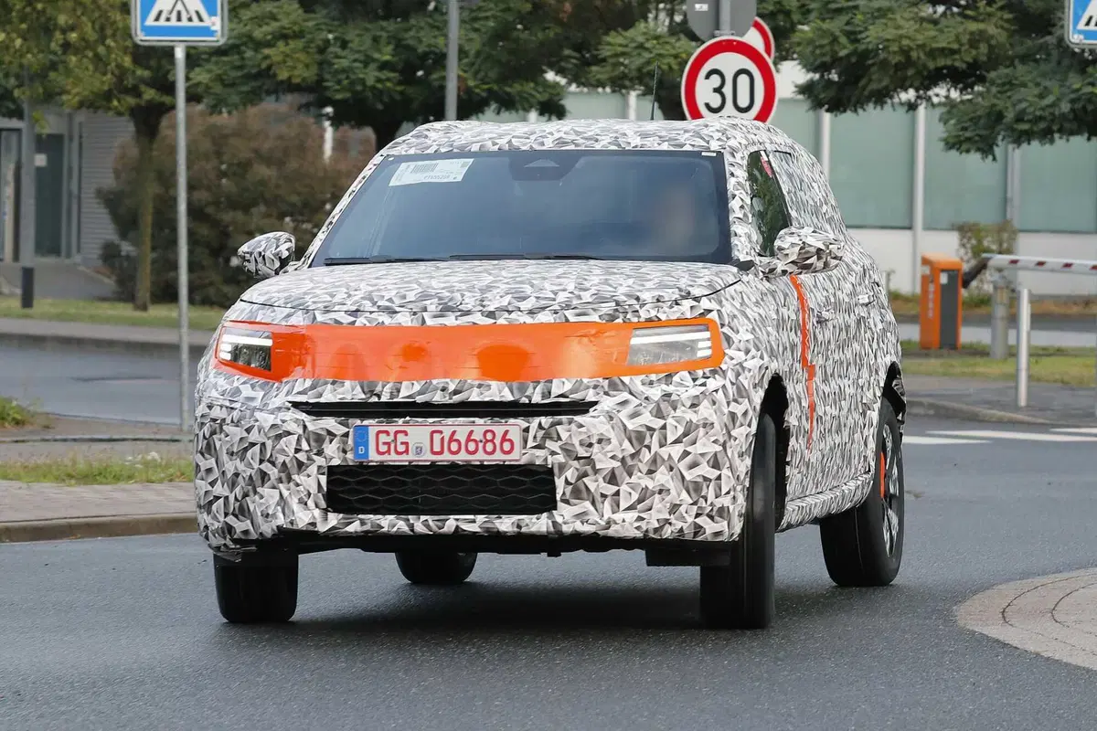 Opel Crossland: la nuova generazione sarà anche elettrica [Foto Spia] (5)