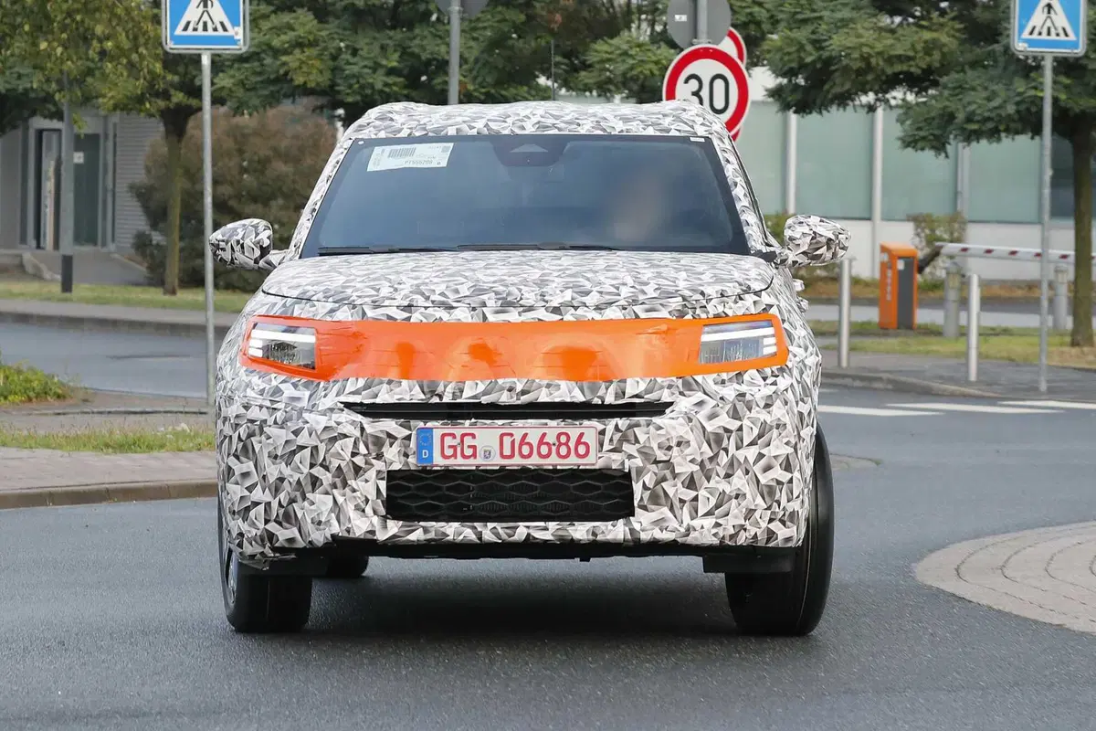 Opel Crossland: la nuova generazione sarà anche elettrica [Foto Spia] (6)