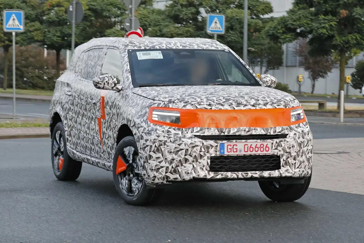 Opel Crossland: la nuova generazione sarà anche elettrica [Foto Spia] (8)
