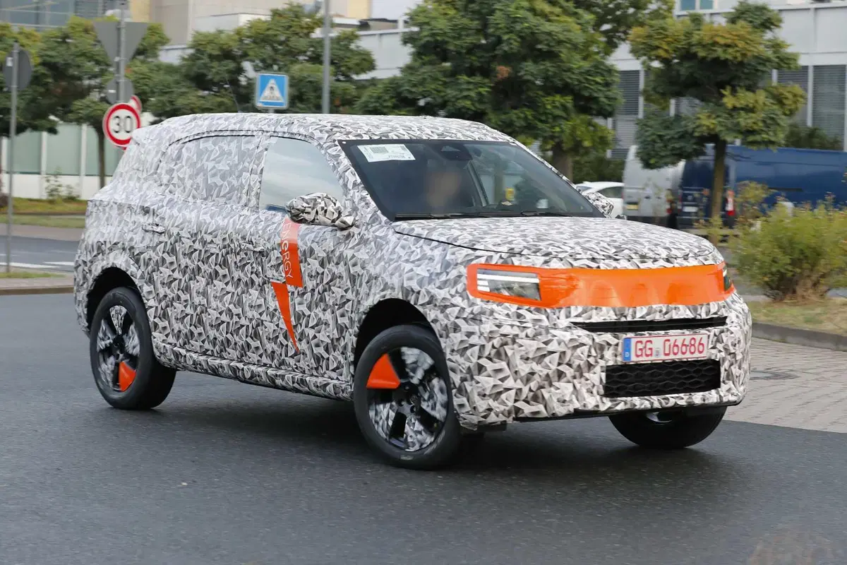 Opel Crossland: la nuova generazione sarà anche elettrica [Foto Spia] (9)