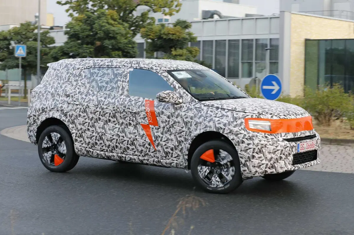Opel Crossland: la nuova generazione sarà anche elettrica [Foto Spia] (10)