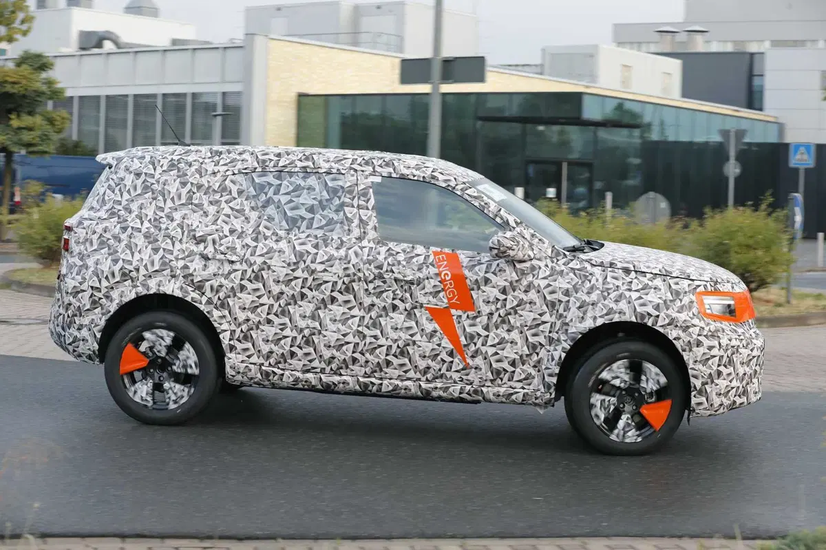 Opel Crossland: la nuova generazione sarà anche elettrica [Foto Spia] (11)