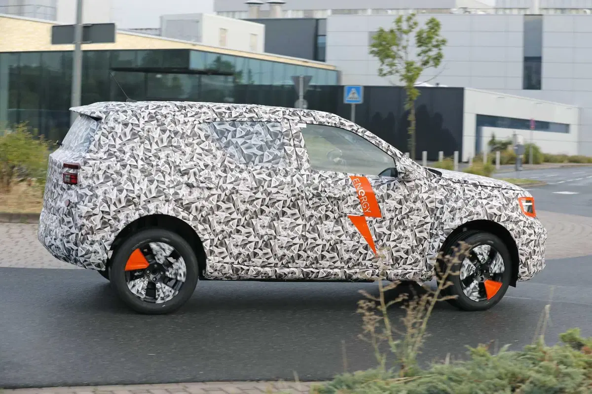 Opel Crossland: la nuova generazione sarà anche elettrica [Foto Spia] (12)