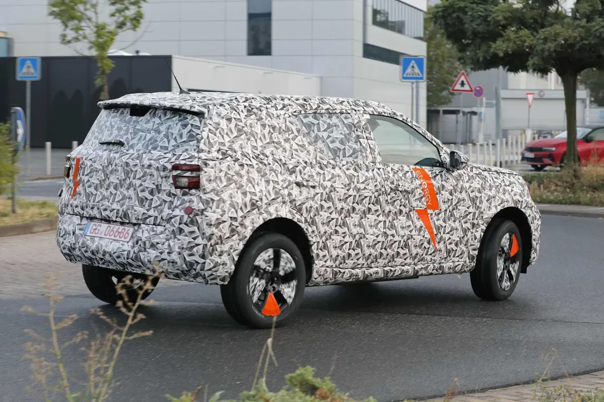 Opel Crossland: la nuova generazione sarà anche elettrica [Foto Spia] (13)