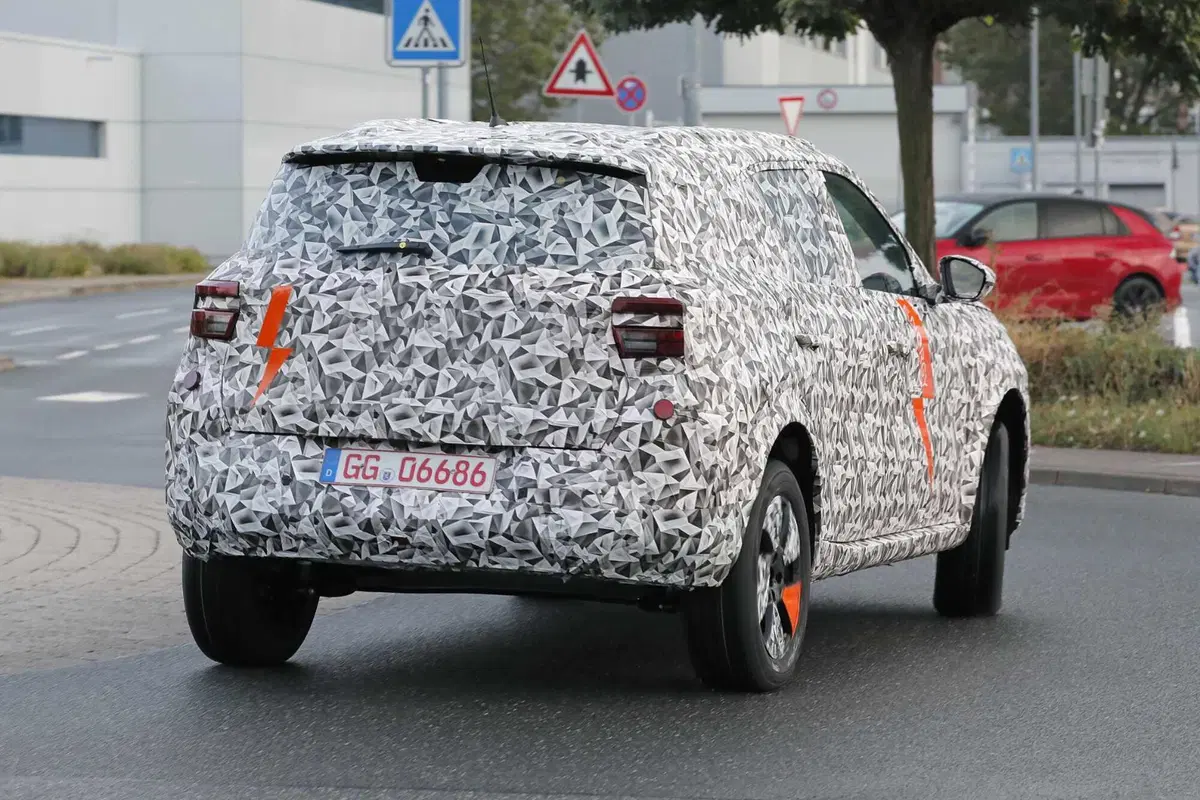 Opel Crossland: la nuova generazione sarà anche elettrica [Foto Spia] (14)