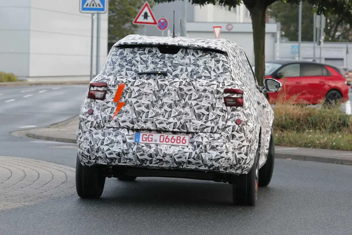 Opel Crossland: la nuova generazione sarà anche elettrica [Foto Spia] (15)