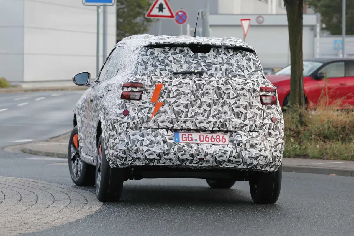 Opel Crossland: la nuova generazione sarà anche elettrica [Foto Spia] (16)