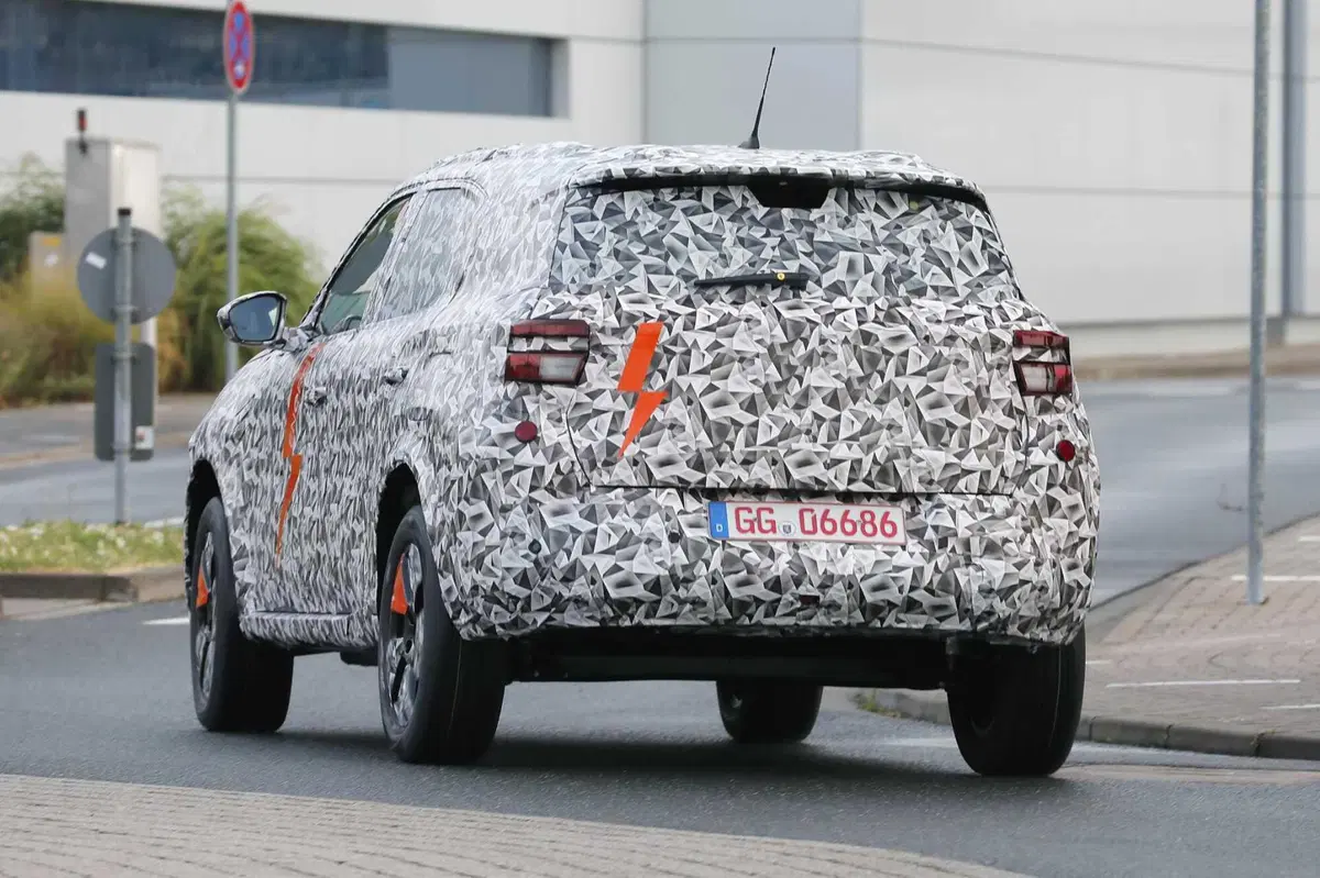 Opel Crossland: la nuova generazione sarà anche elettrica [Foto Spia] (18)