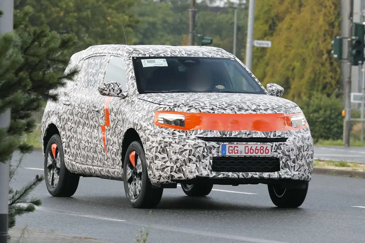 Opel Crossland: la nuova generazione sarà anche elettrica [Foto Spia] (20)