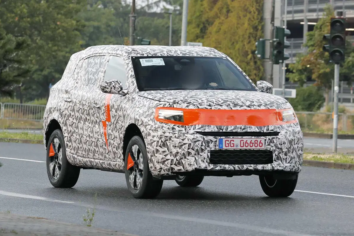 Opel Crossland: la nuova generazione sarà anche elettrica [Foto Spia] (21)