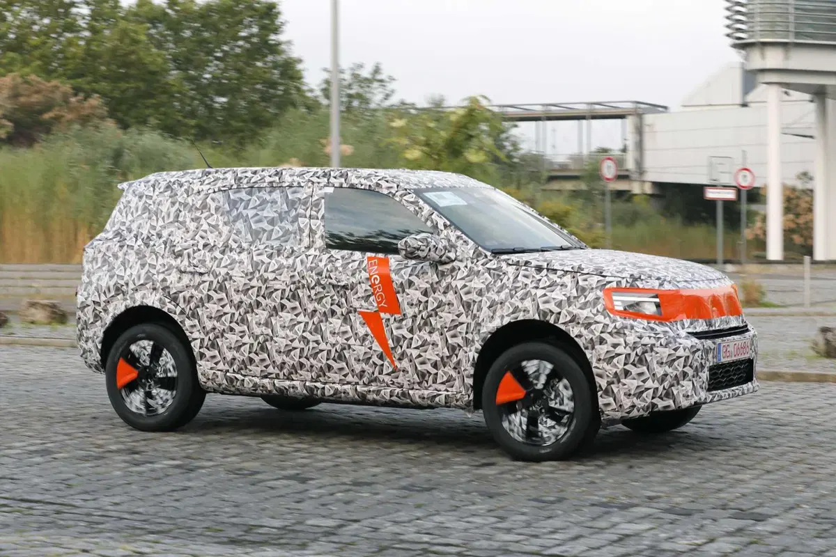 Opel Crossland: la nuova generazione sarà anche elettrica [Foto Spia] (27)
