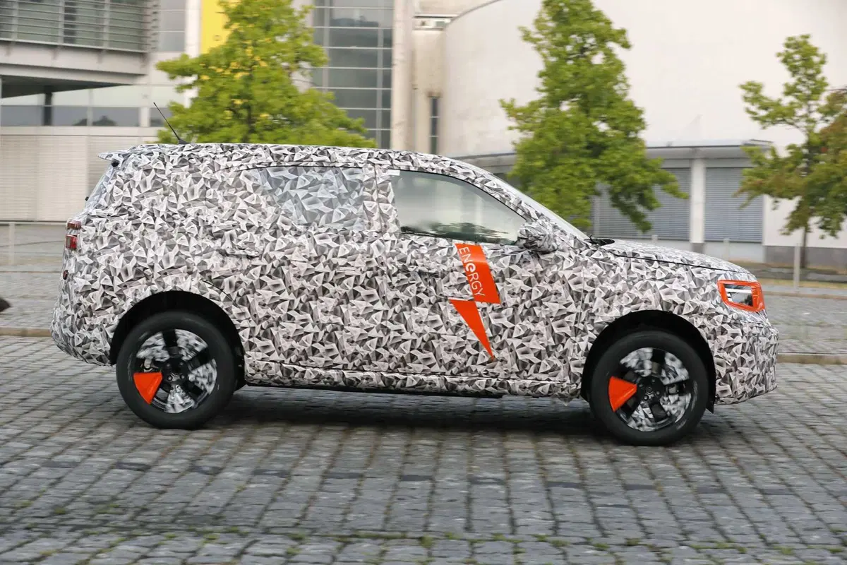 Opel Crossland: la nuova generazione sarà anche elettrica [Foto Spia] (29)