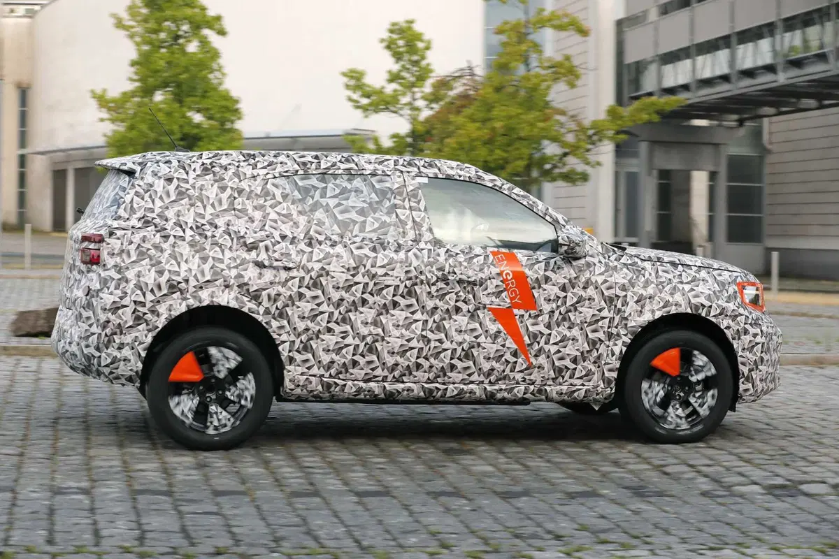 Opel Crossland: la nuova generazione sarà anche elettrica [Foto Spia] (30)