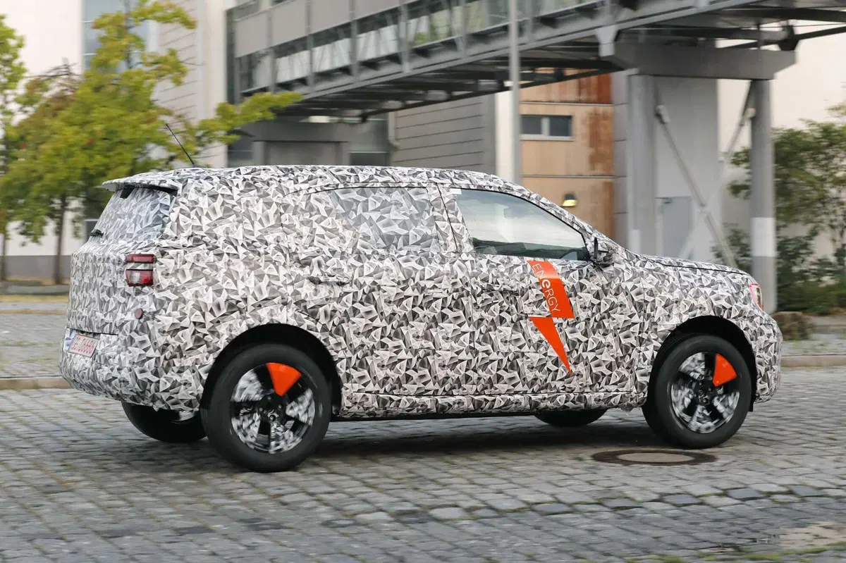 Opel Crossland: la nuova generazione sarà anche elettrica [Foto Spia] (31)