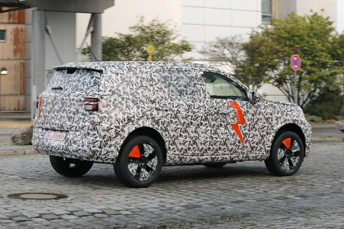 Opel Crossland: la nuova generazione sarà anche elettrica [Foto Spia] (32)