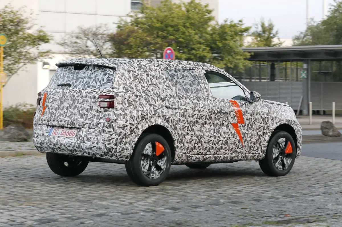 Opel Crossland: la nuova generazione sarà anche elettrica [Foto Spia] (33)
