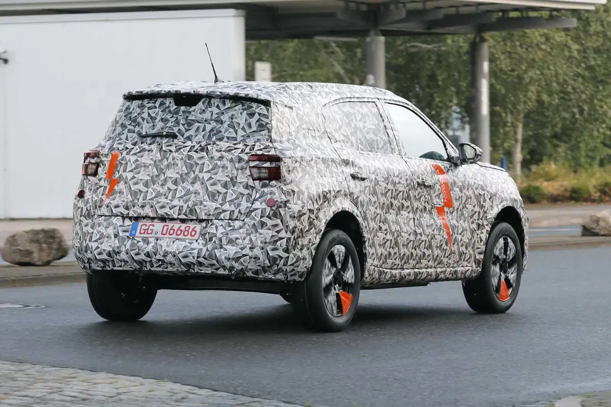 Opel Crossland: la nuova generazione sarà anche elettrica [Foto Spia] (35)