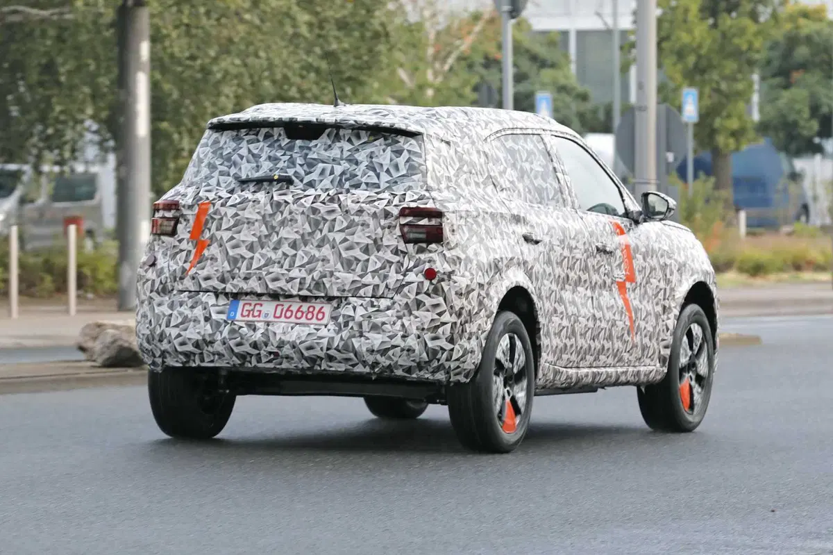 Opel Crossland: la nuova generazione sarà anche elettrica [Foto Spia] (36)