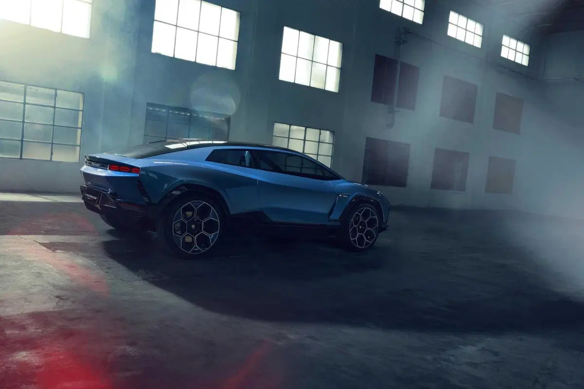 Lamborghini Lanzador concept: prima elettrica del Toro per il 2028 (21)