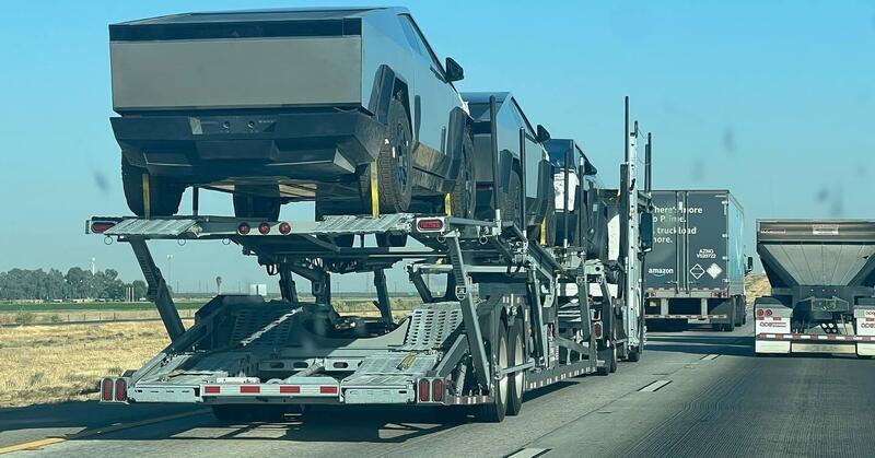 Strani veicoli a bordo, la Polizia si interroga. Ma erano Tesla Cybetruck