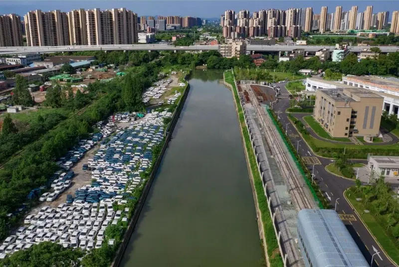 Altro cimitero di elettriche lungo un fiume: la Ledao Chuxing (ride sharing) ha chiuso quest'anno come Caocao Chuxing