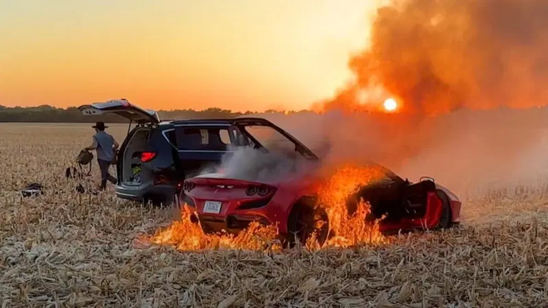 Ferrari F8 in fiamme "per sbaglio", lo youtuber improvvisa [VIDEO]