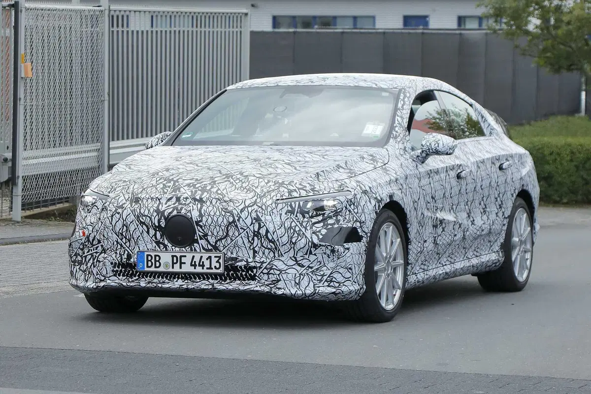 Mercedes EQA, la berlina elettrica arriverà nel 2025 [Foto Spia] (2)