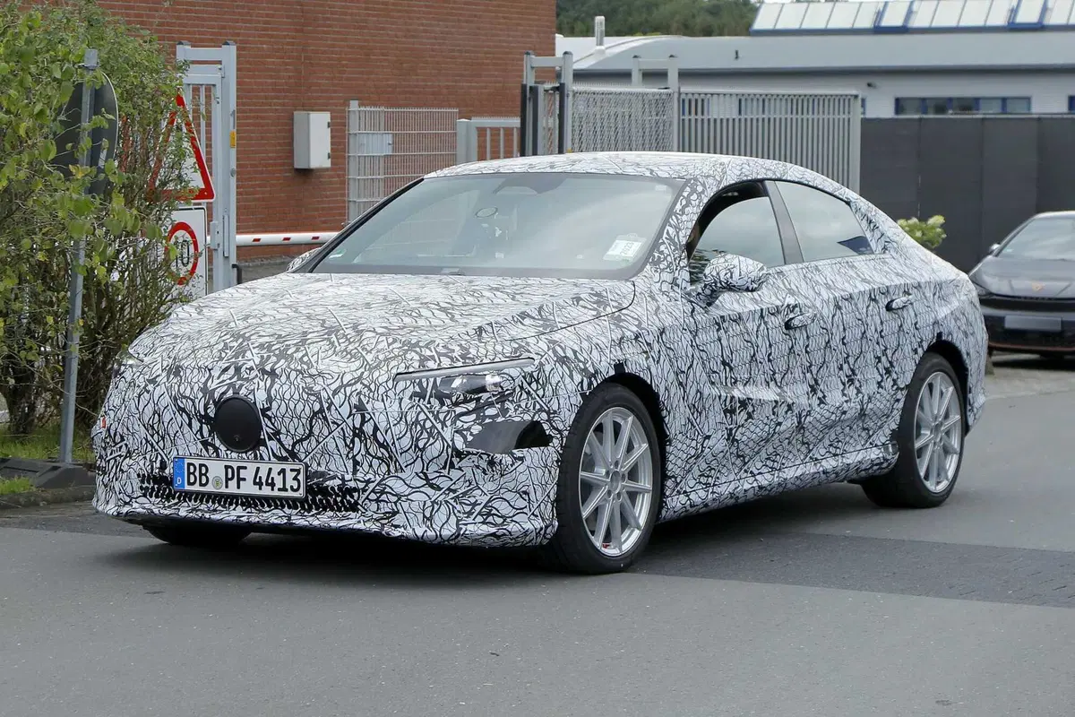 Mercedes EQA, la berlina elettrica arriverà nel 2025 [Foto Spia] (3)