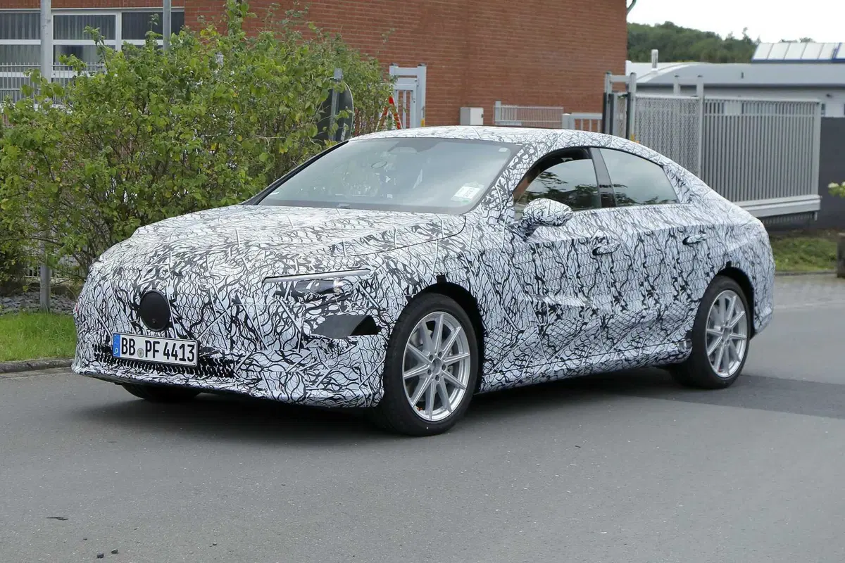 Mercedes EQA, la berlina elettrica arriverà nel 2025 [Foto Spia] (4)