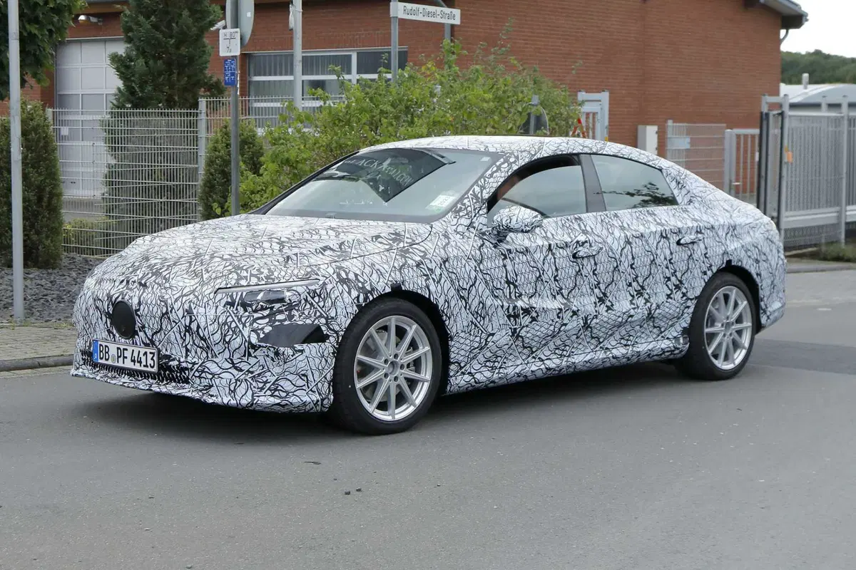 Mercedes EQA, la berlina elettrica arriverà nel 2025 [Foto Spia] (5)