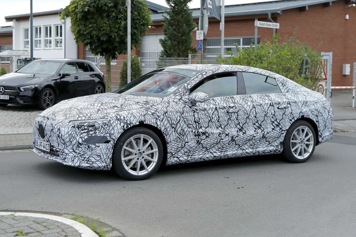 Mercedes EQA, la berlina elettrica arriverà nel 2025 [Foto Spia] (6)