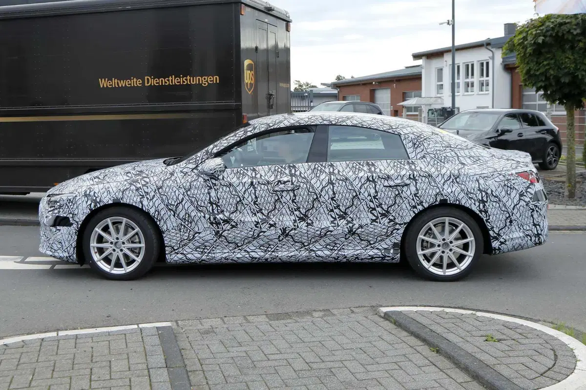 Mercedes EQA, la berlina elettrica arriverà nel 2025 [Foto Spia] (7)