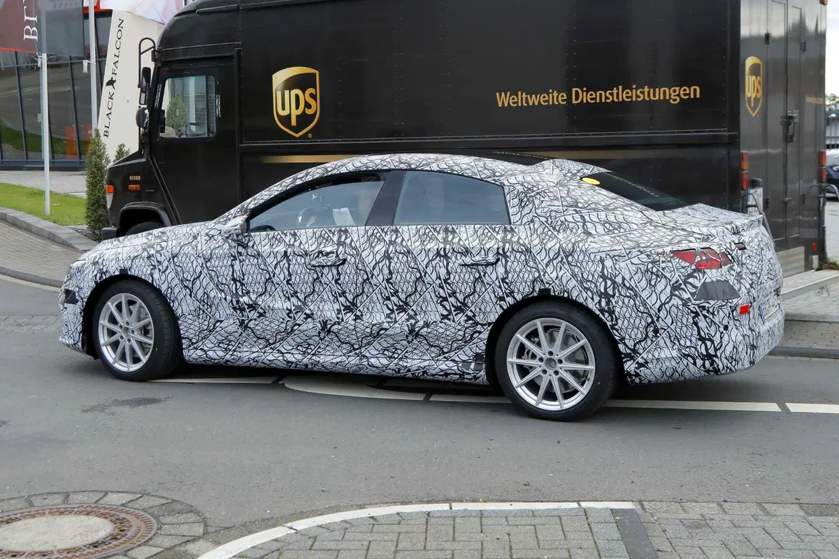 Mercedes EQA, la berlina elettrica arriverà nel 2025 [Foto Spia] (8)