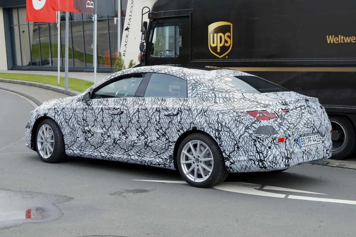 Mercedes EQA, la berlina elettrica arriverà nel 2025 [Foto Spia] (9)