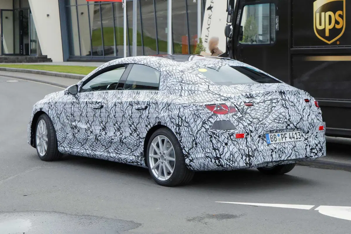 Mercedes EQA, la berlina elettrica arriverà nel 2025 [Foto Spia] (10)