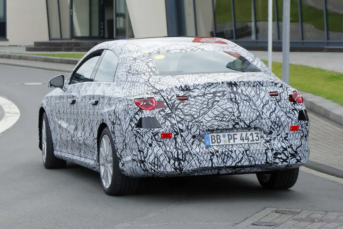 Mercedes EQA, la berlina elettrica arriverà nel 2025 [Foto Spia] (12)