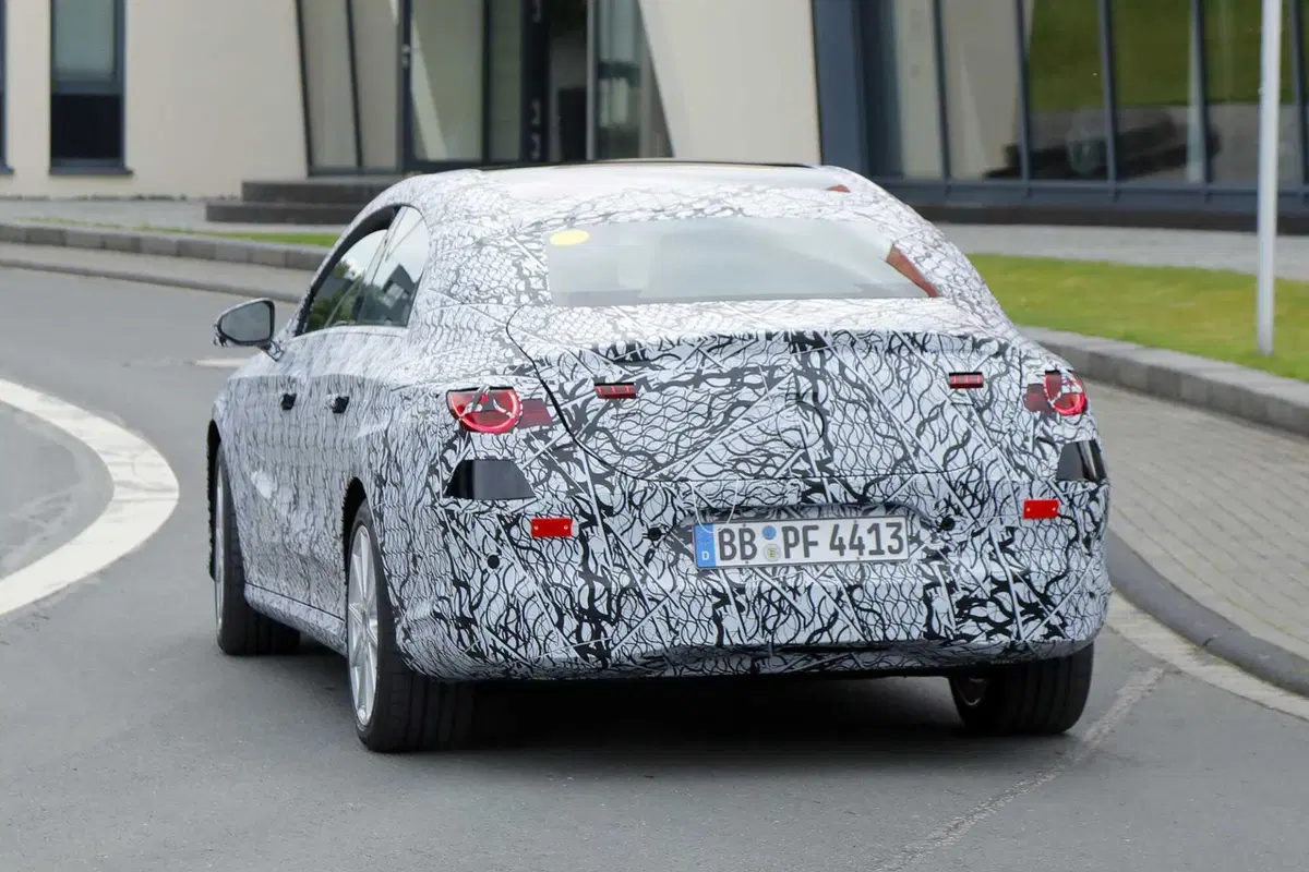 Mercedes EQA, la berlina elettrica arriverà nel 2025 [Foto Spia] (13)