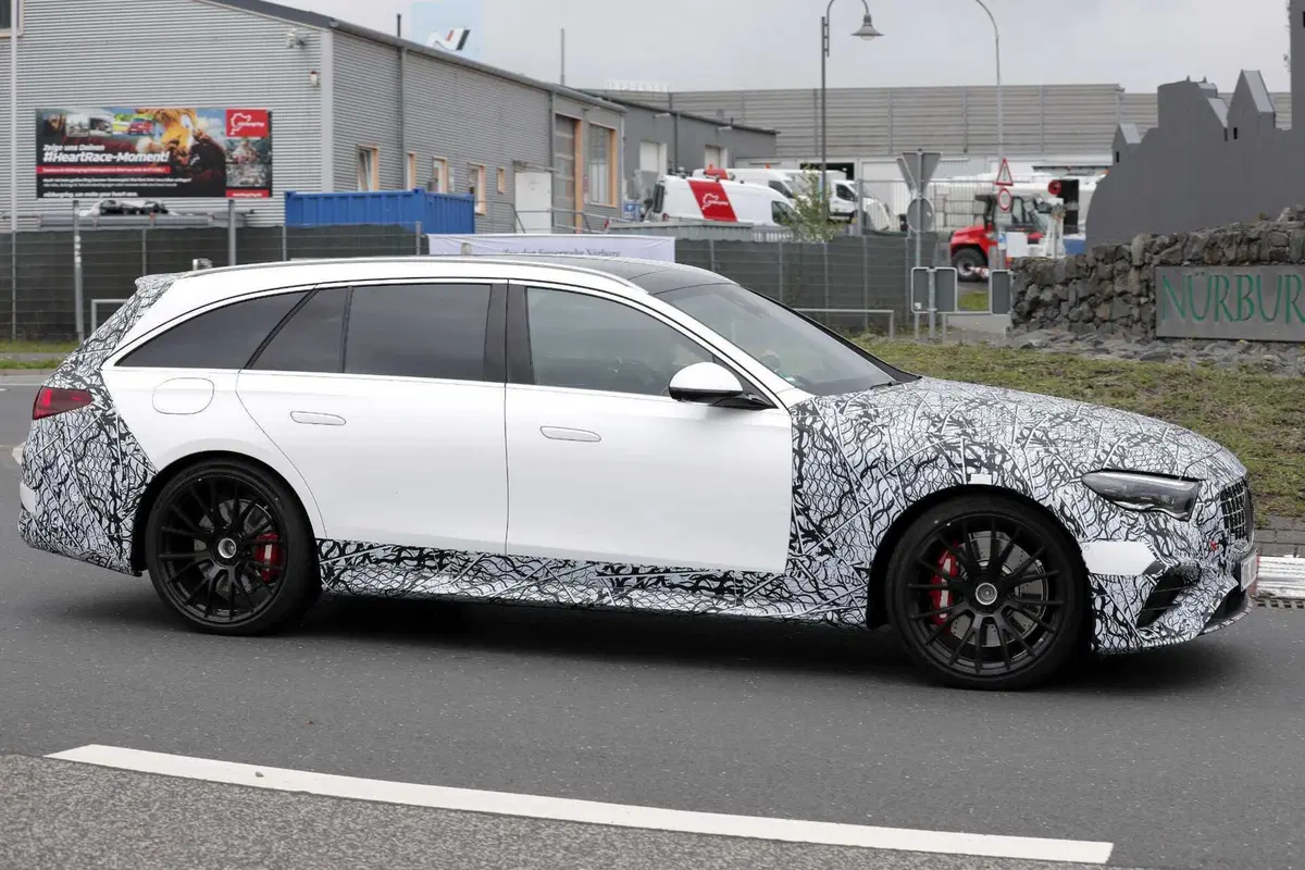 Mercedes AMG E53, il V8 sarà sostituito dal quattro cilindri ibrido [Foto Spia] (6)